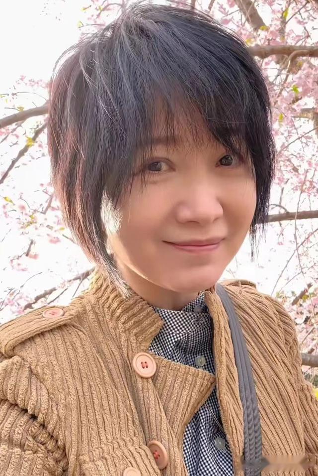 |她曾5次上春晚，却被恩师欺骗流产、前途尽毁，如今55岁仍单身
