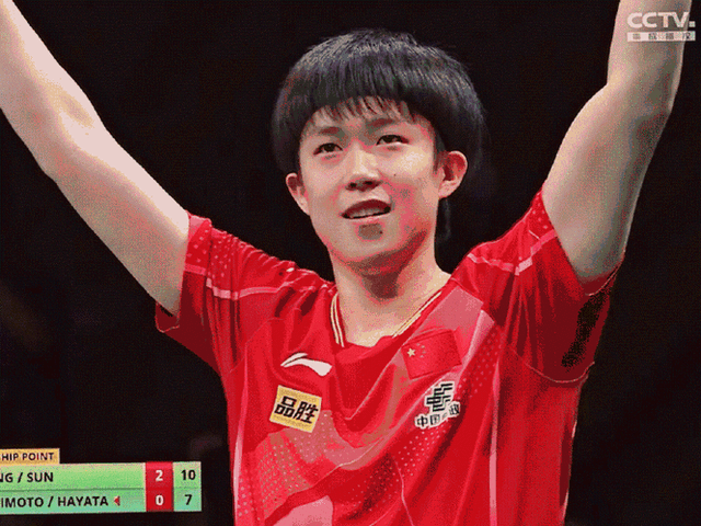 王楚钦昨晚穿搭撞衫防晒,和孙颖莎合照被吐槽,月饼掉地上被车扎