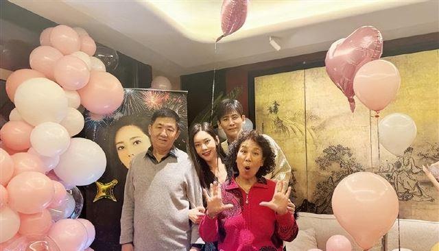 秋瓷炫晒全家福庆46岁生日，一家五口幸福满溢，夫妻俩撒糖超甜