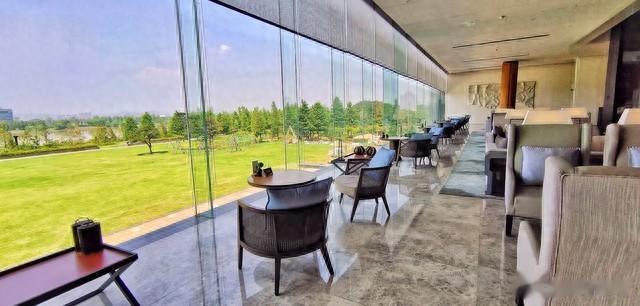 部门重组后，昔日领导沦为下属，我主动传授经验，半年后升职！