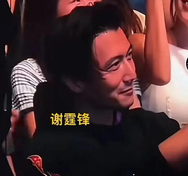 王菲前任齐聚窦靖童演唱会，李亚鹏忍不住流下眼泪，窦唯亲自表演-寒江雪未消