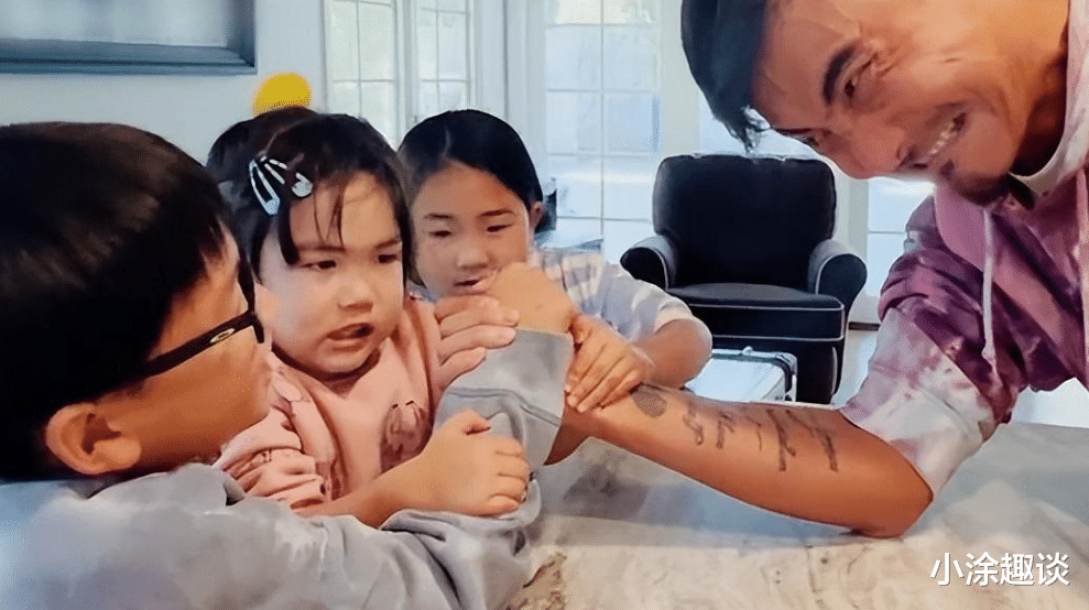 何洁携一家五口畅游泰国,38 岁现满头白发引关注,两女儿颜值身材差异明显