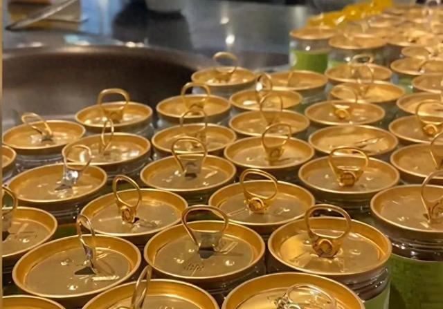 趁着家长吃火锅，俩孩子偷开59罐香油，妈妈处理方式值得点赞