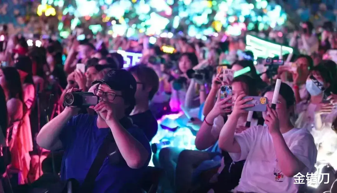 一夜猛赚3亿!疯狂讨好中国的侃爷,背后有高人