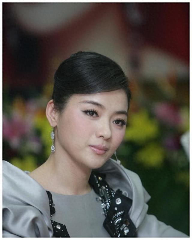 民歌天后陈思思:嫁小一岁歌唱家丈夫生一女,现在的气质宛若天仙