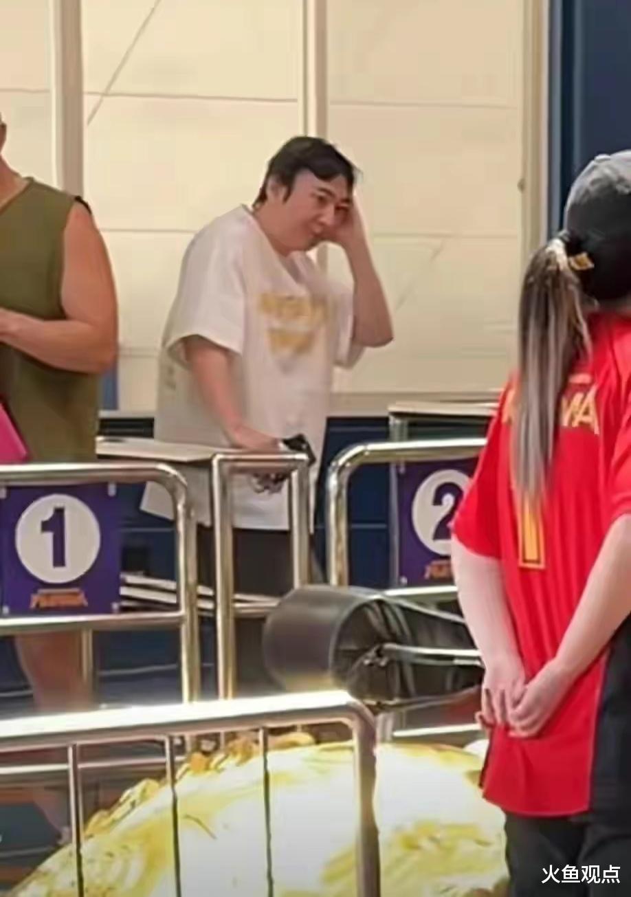 王思聪小羽分手后首现身:全身浮肿哈欠连天,一身油腻美女相伴!