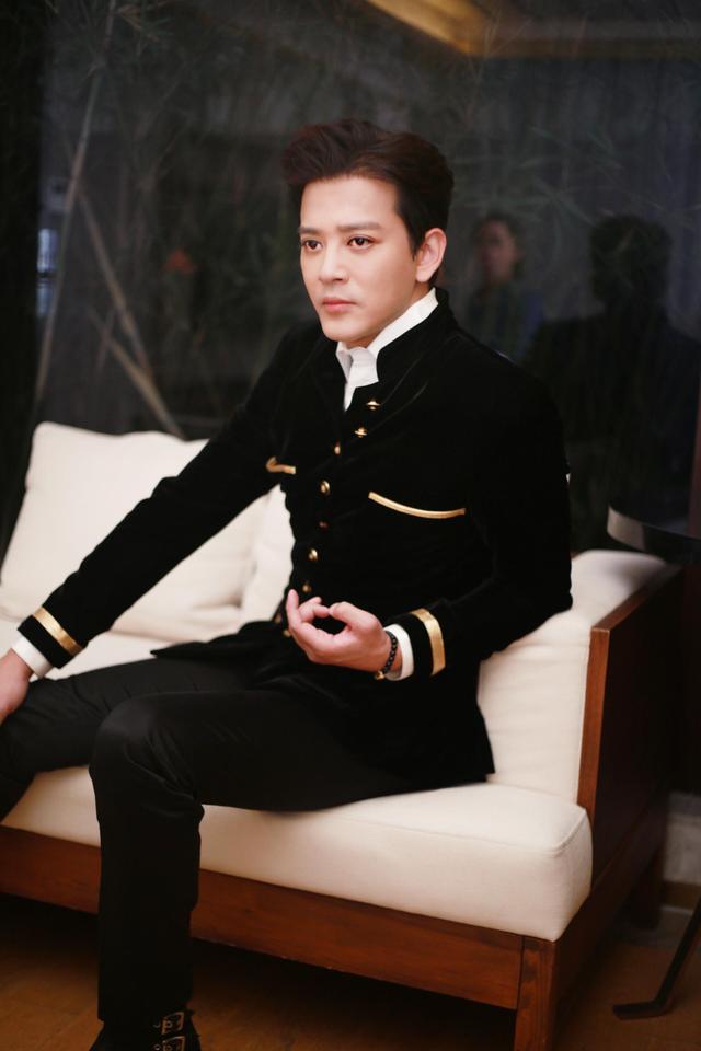 宁愿“丑得出奇”也不接受自然衰老，这5位男星已经“面目全非”