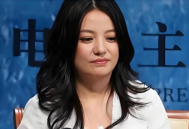 消失多年的赵薇终于露面，容颜尽失口碑暴跌的她，应验了琼瑶的话