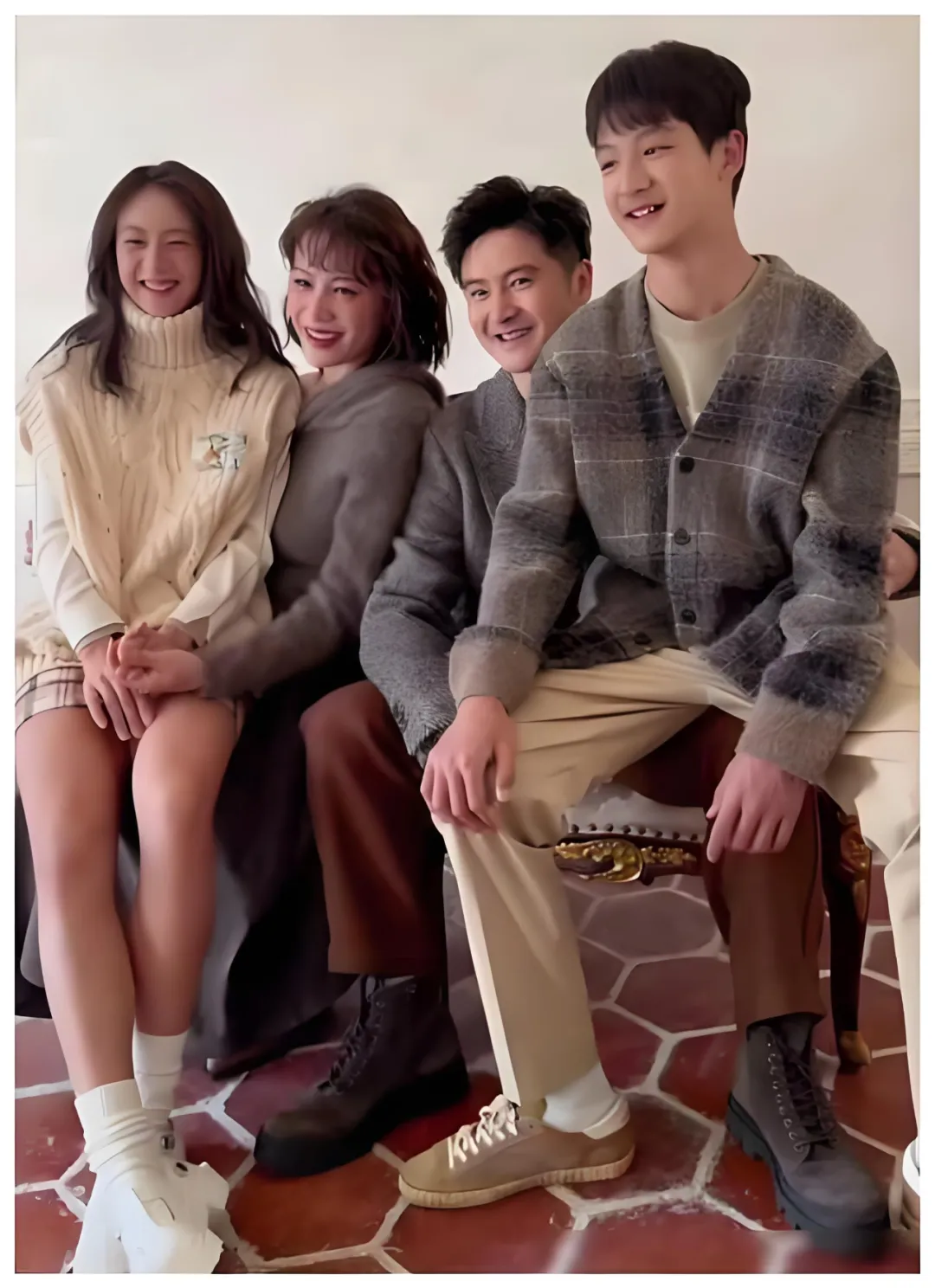 田亮晒出全家福,15岁女儿森碟大长腿瞩目,12岁儿子森碗已成帅小伙