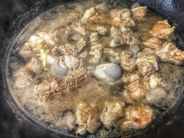 煮肉时的浮沫是什么？是脏东西还是精华？到底能不能吃？