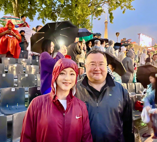 56岁杨澜现身巴黎奥运会！富商老公罕见露面，夫妻同框感情恩爱