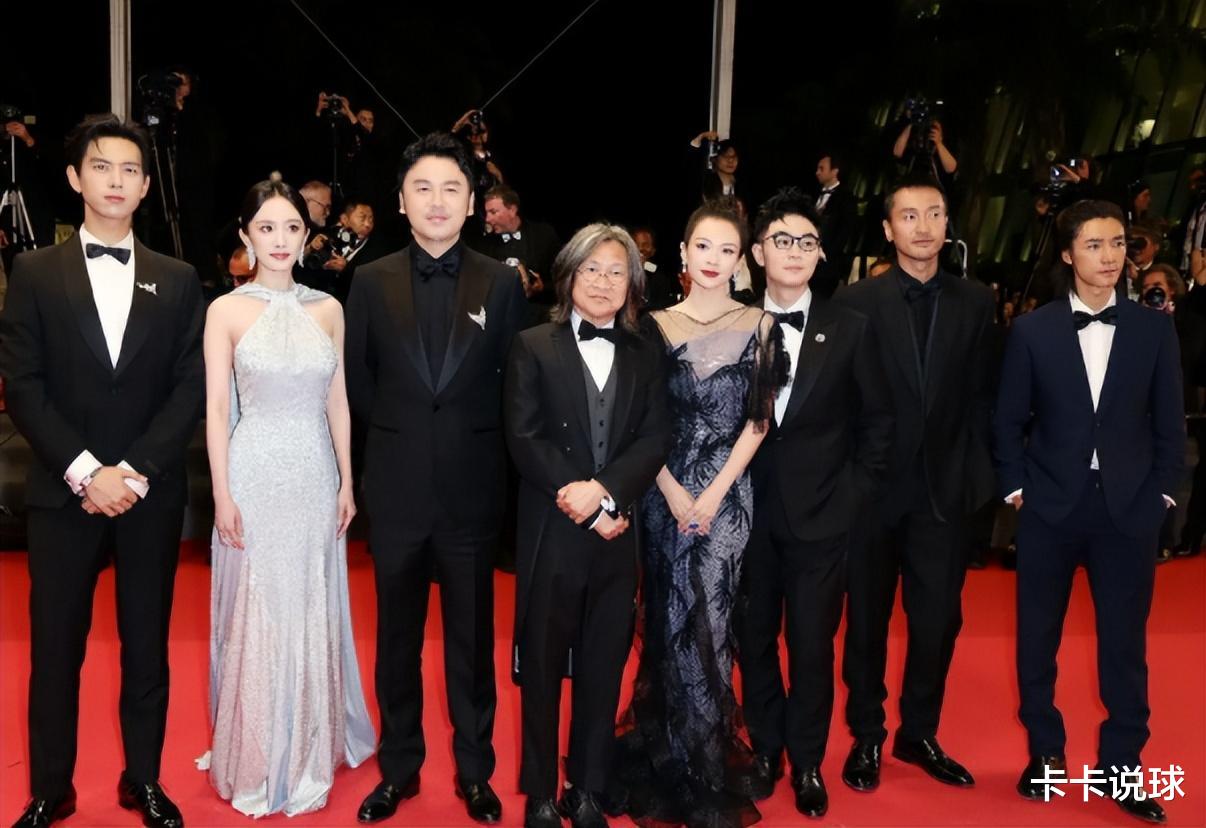 杨幂疑似抢C位，拍照时把章子怡挤到小角落！却被狠狠教训了一顿