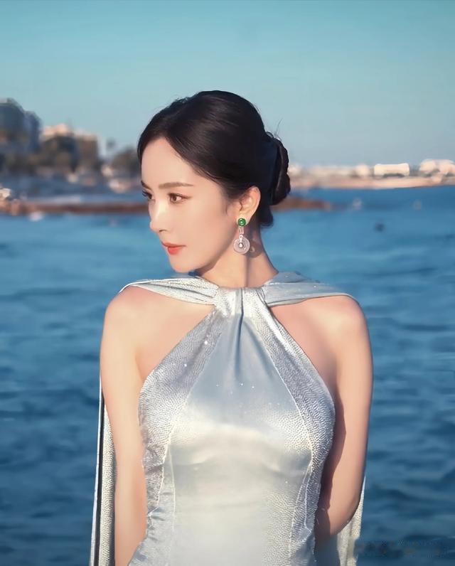 杨幂 绿色耳环与手镯点缀其间