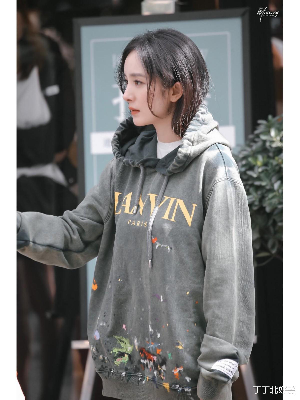 杨幂和张小斐带火了一种新穿法:卫衣+白T恤+二分裤,洋气又减龄