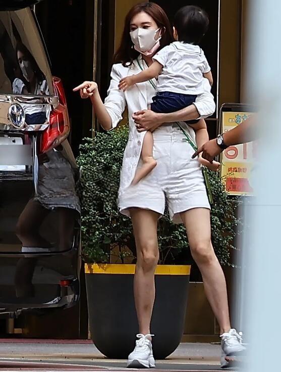 林志玲一家三口现身街头，绿色镂空裙显老气，老公与节目判若两人