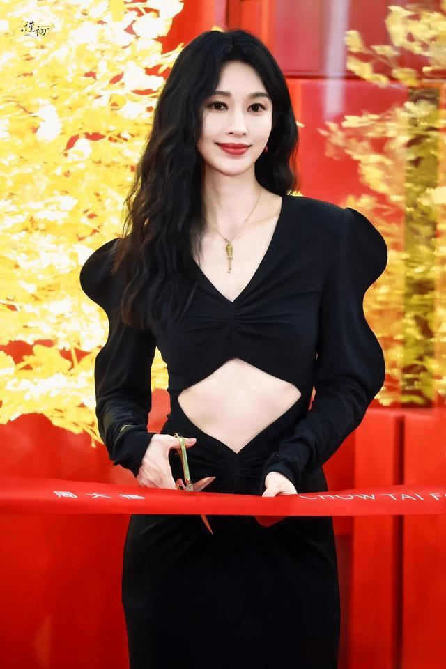 张俪黑色露腰套装,腰细人美