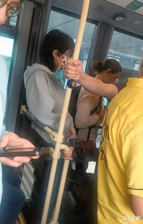 王菲从英国坐头等舱回北京,与普通人一起挤摆渡车,还亲自拿行李