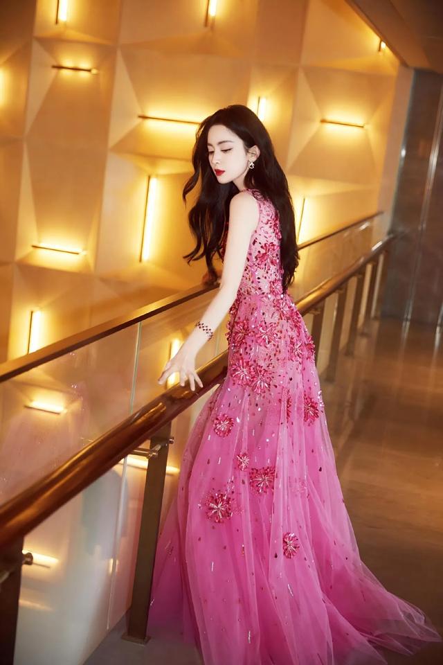 古力娜扎：粉红礼服如梦似幻，尽显女神浪漫高贵！