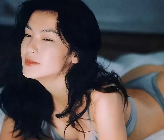 她是娱乐圈“最渣”的女演员，无缝衔接17个男人，49岁仍身材火辣