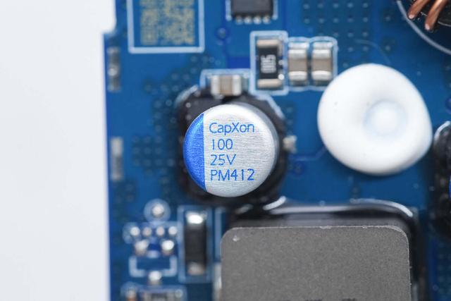 支持65W PD快充和120W小米快充，小米165W自帶線充電寶拆解