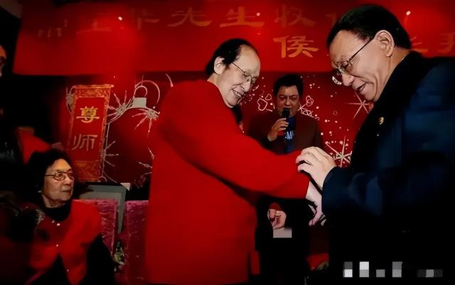 当年侯耀华怎么就挤掉牛群当大师兄?知情人:常宝华年迈不糊涂