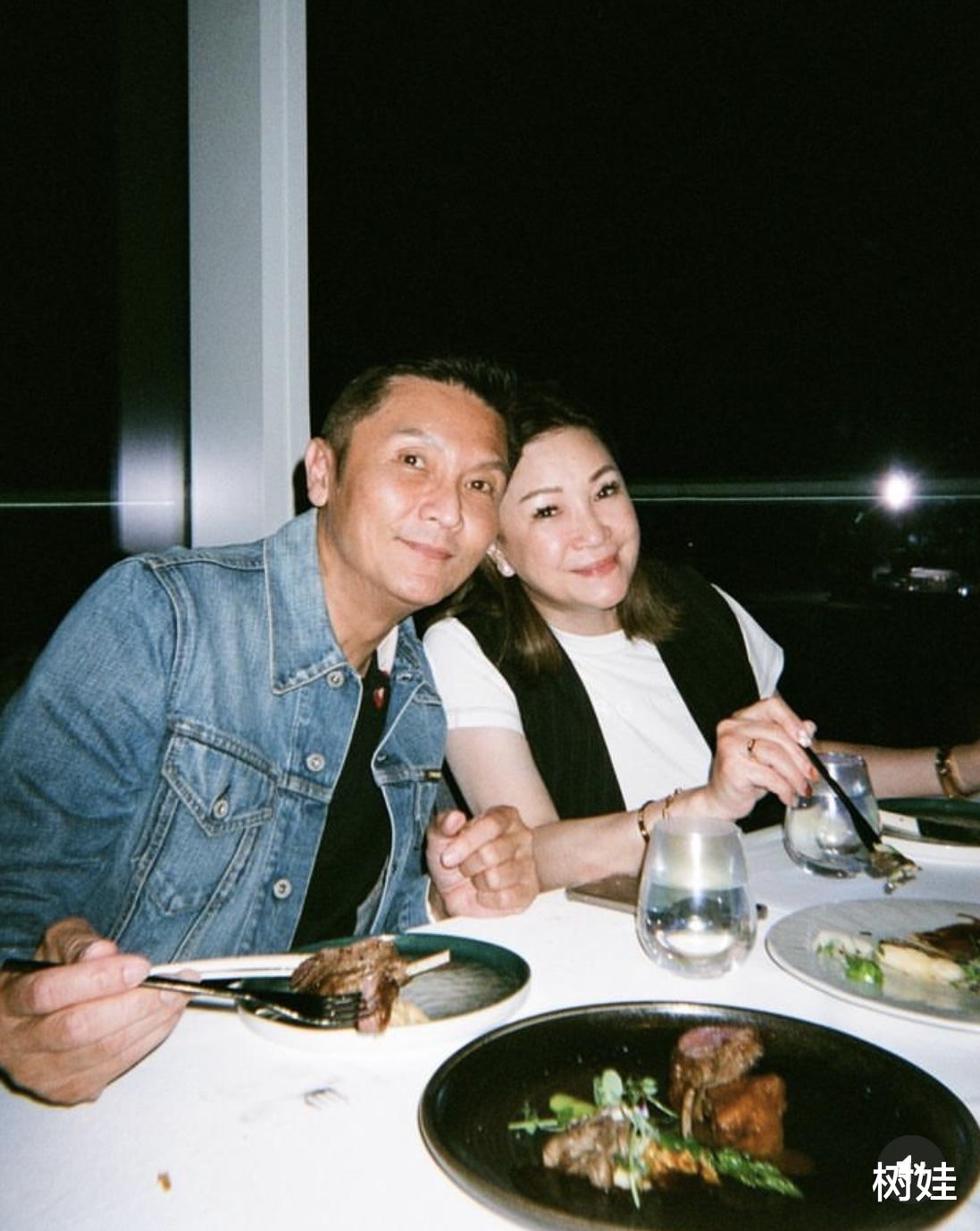 关礼杰爱妻生日全家吃饭庆祝,23岁次女朋克打扮,唇环抢镜太个性