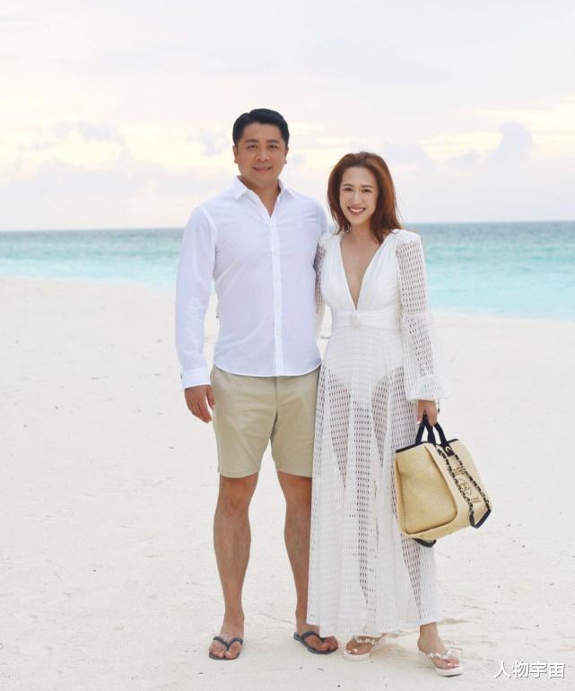 她是高材生港姐，与TVB视帝恋爱3年，嫁同日出生优质老公越来越靓