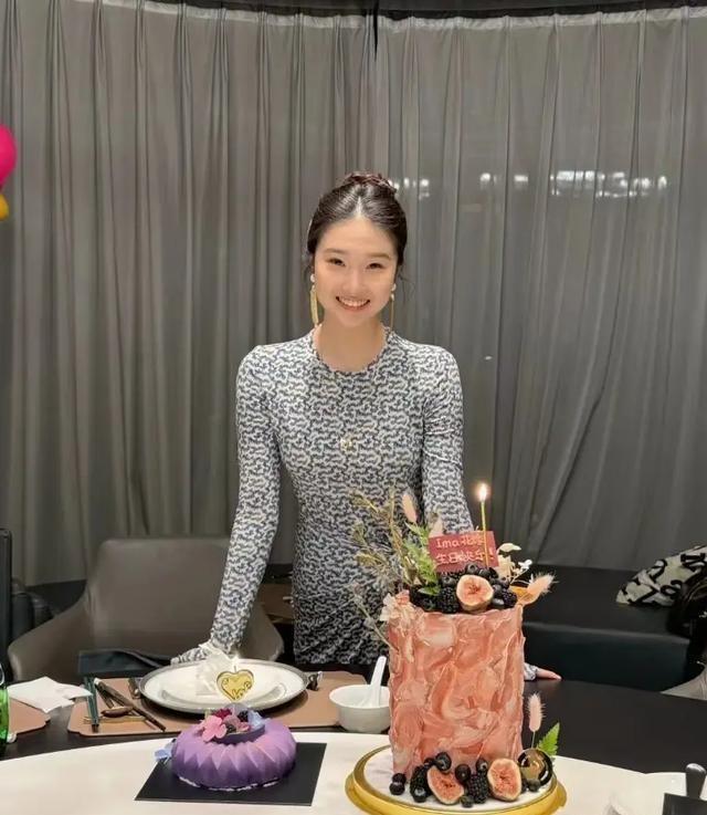 马伊琍女儿文爱马16岁惊艳蜕变，生日照美翻全网！