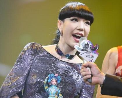 过气明星的卑微：街头求抱、成老赖、给网红打工，满地心酸