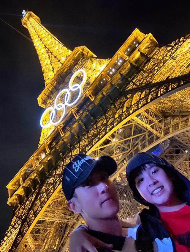 吴尊一家四口奥运之旅,neinei身高超妈妈,max和小时候一摸一样