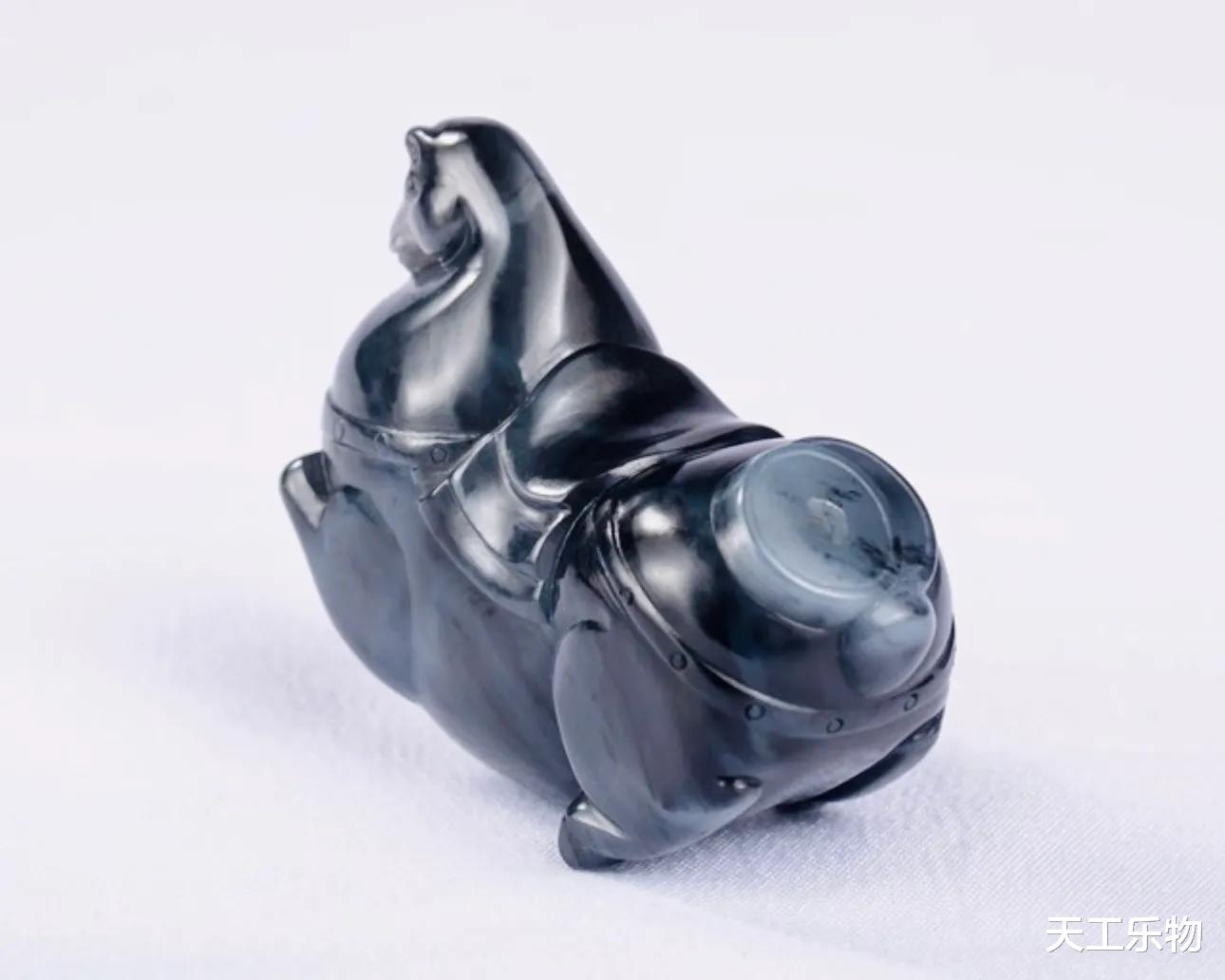 青花还是墨玉？和田玉黑羊脂巧雕“马上有钱”！