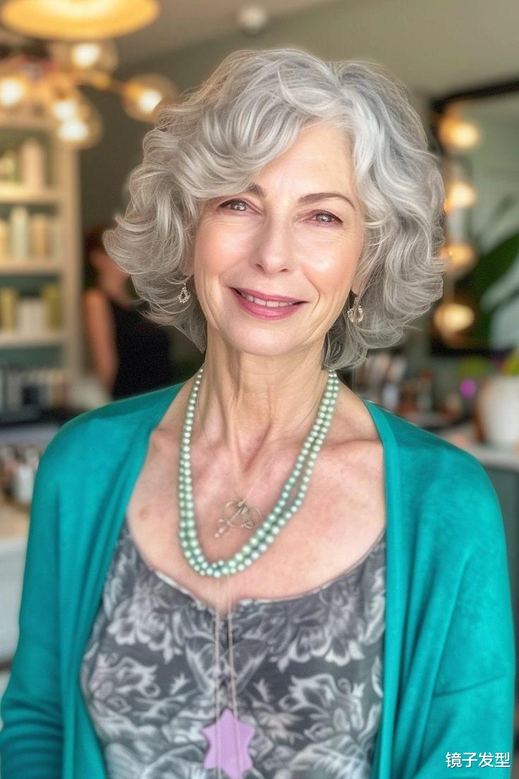 中老年女性的全头烫短发之美