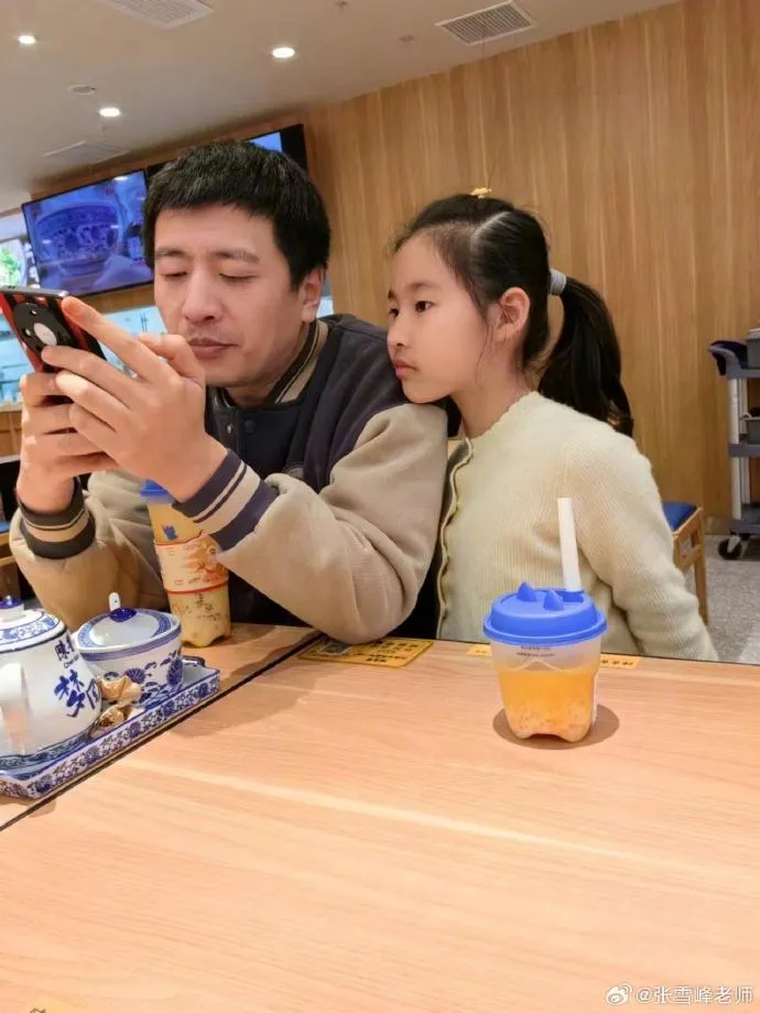 张雪峰公开首度曝光的女儿照片,眉眼神态像爸爸,小眼神里尽是宠溺