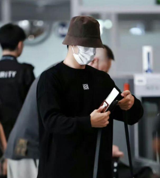 54岁王菲走机场,手上小动作不断,眼神飘忽,网友:没啥自信