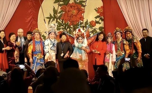 吃里扒外、拒不回国?她带领30名演员留美,年过花甲却想回国养老