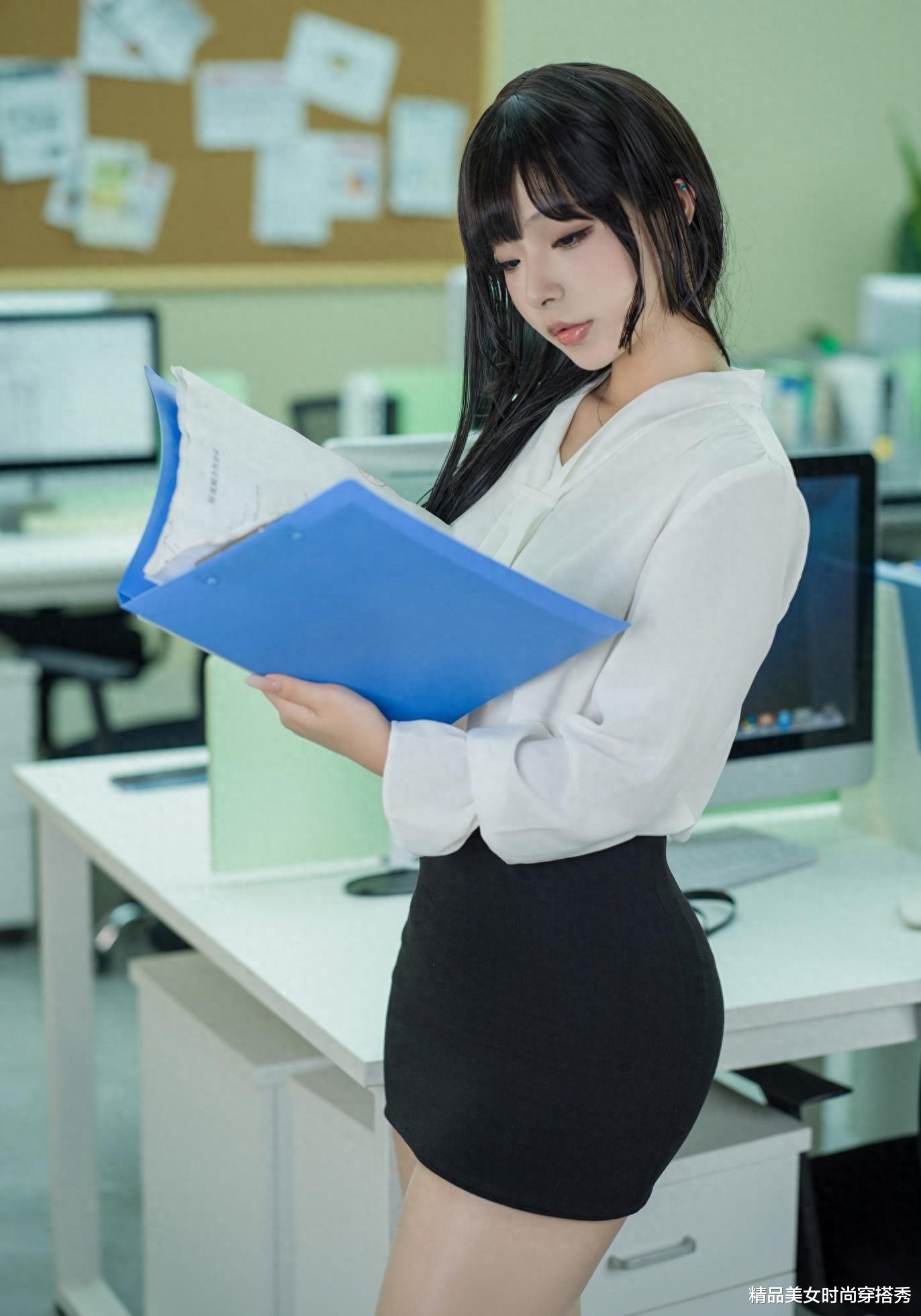 美女职员的日常穿搭，白色雪纺衫搭配黑色高腰短裙，优雅不失性感