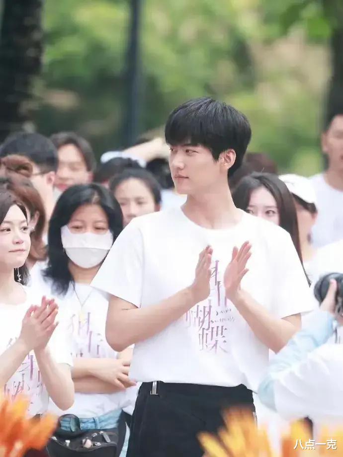 陈妍希风波后首现身,拒绝回应婚变传闻,曾在半夜穿黑丝见男闺蜜