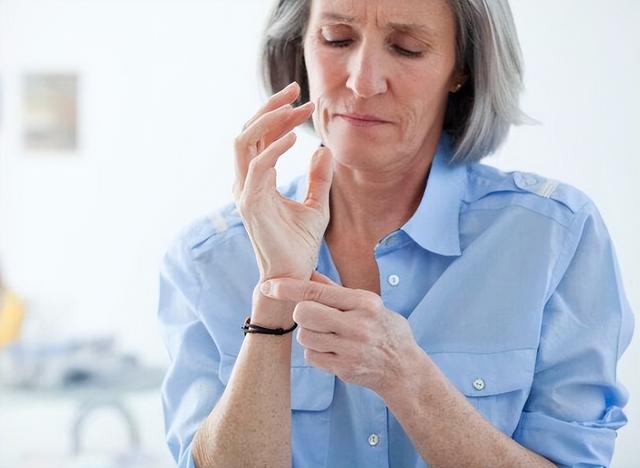 为什么很多女性50岁后，就浑身疼、手指肿胀，却查不出病因？