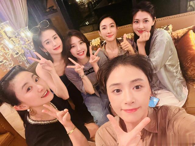 甄嬛娘娘聚餐,蒋欣美得太突出,唐艺昕少女感,蒋欣座位代表地位