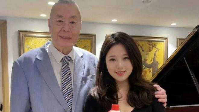 85岁刘诗昆庆生，留圆寸发型很减龄，还亲自拎着女儿吹蜡烛