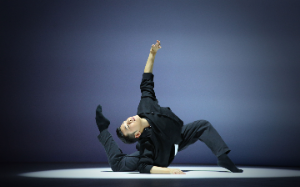 白天的霸总，夜晚的舞男！意外撞破帅气总监双面生活后，我们开始有故事了