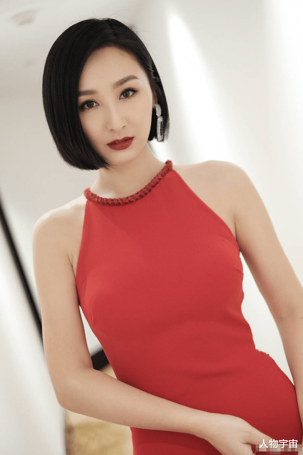 她港姐出道南京长大，身材性感擅演心机女，孝顺懂事香港买楼大赚