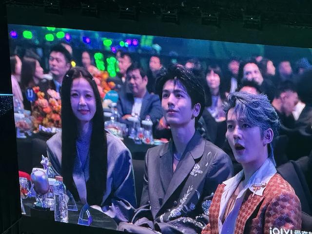 虞书欣尖叫之夜内场,目光呆滞 面容憔悴,退场时秦岚回头搂住了她