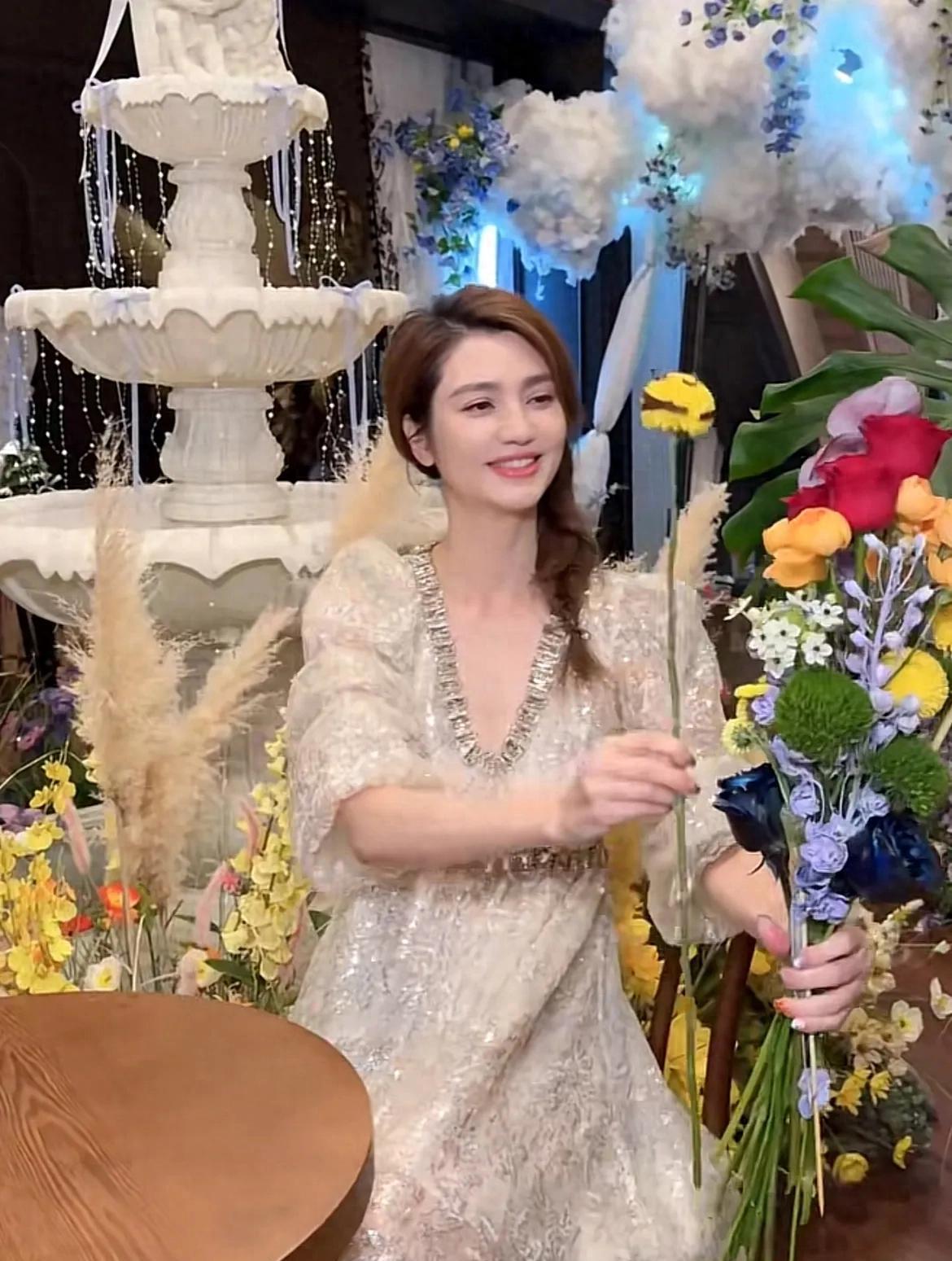 洪欣晒10岁女儿彤彤富贵高级脸，与爸爸张丹峰惊人相似