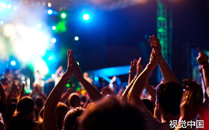 老婆为了初恋将女儿锁在车里扬长而去，我失魂落魄地抱着女儿回家，老婆却在为初恋举办盛大的庆功派对