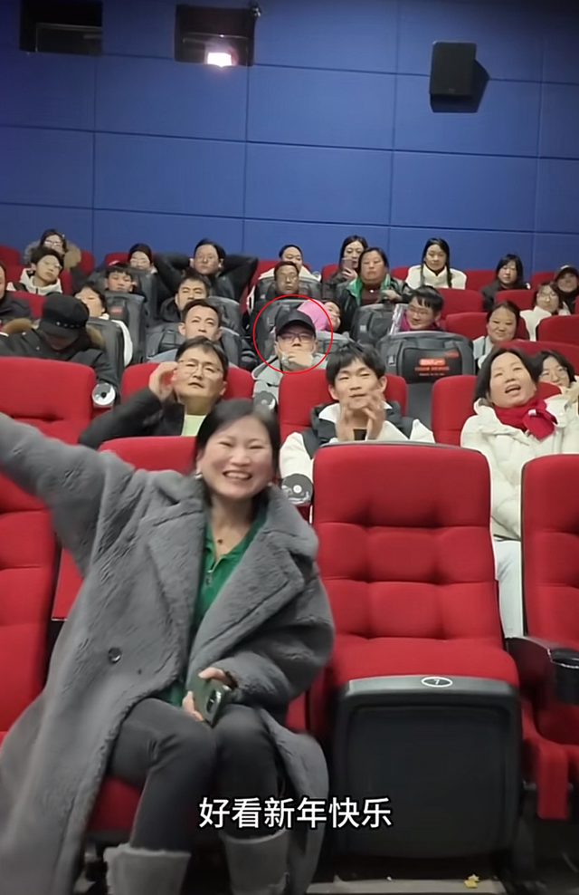 岳云鹏初四回河南老家！请全家22人看电影，弟弟露面像他气质淳朴