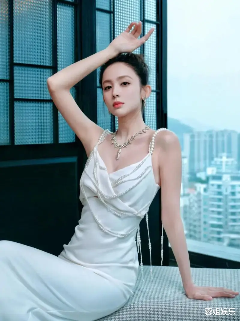 “风流玉女”古力娜扎:美空出身狂立人设,清纯名声处境尴尬