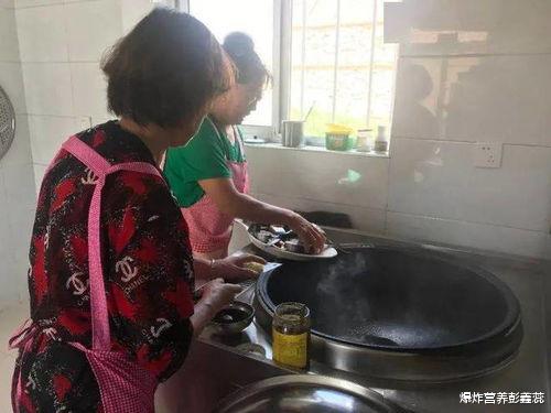 是真相还是谣言:吃饭时有这2种表现的老人,说明他活不久了?