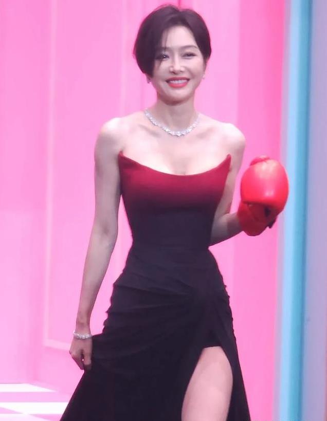 秦岚尖叫之夜红毯,猫耳长裙 短发长腿细腰太帅了!45岁美出新高度