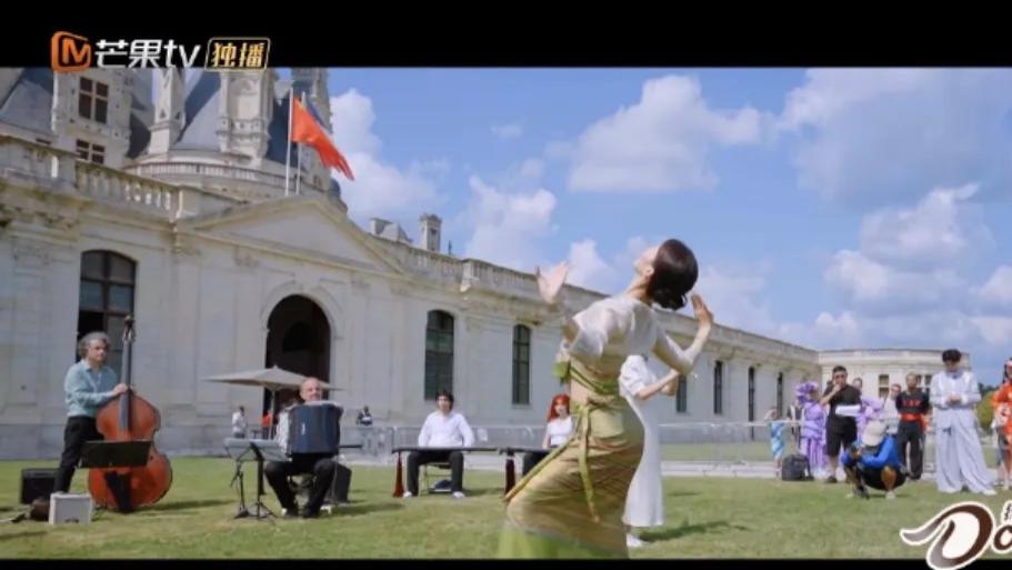 这一天，金晨在巴黎跳傣族舞，我才知道什么叫“极致的腰臀比”